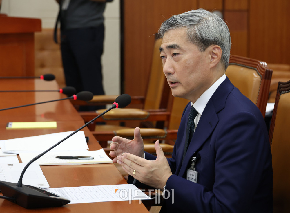 ▲신현송 한국은행 총재 후보자가 15일 서울 여의도 국회 재정경제기획위원회에서 열린 인사청문회에서 의원 질의에 답하고 있다. 고이란 기자 photoeran@