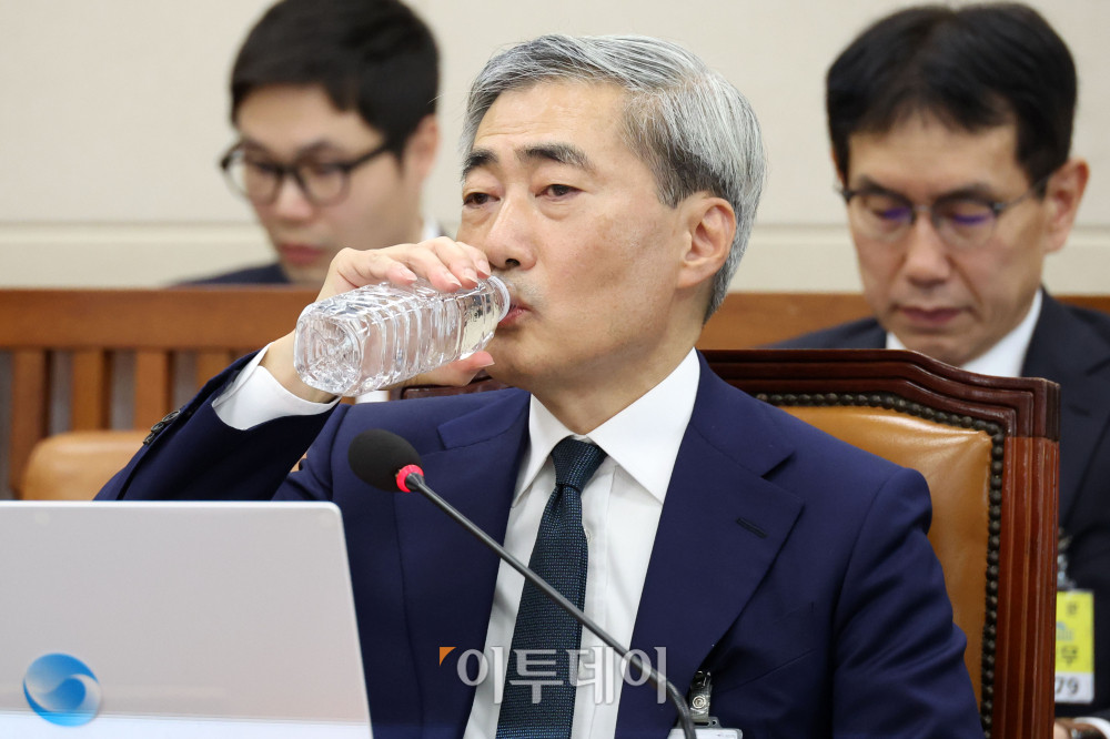 ▲신현송 한국은행 총재 후보자가 15일 서울 여의도 국회 재정경제기획위원회에서 열린 인사청문회에서 물을 마시고 있다. 고이란 기자 photoeran@