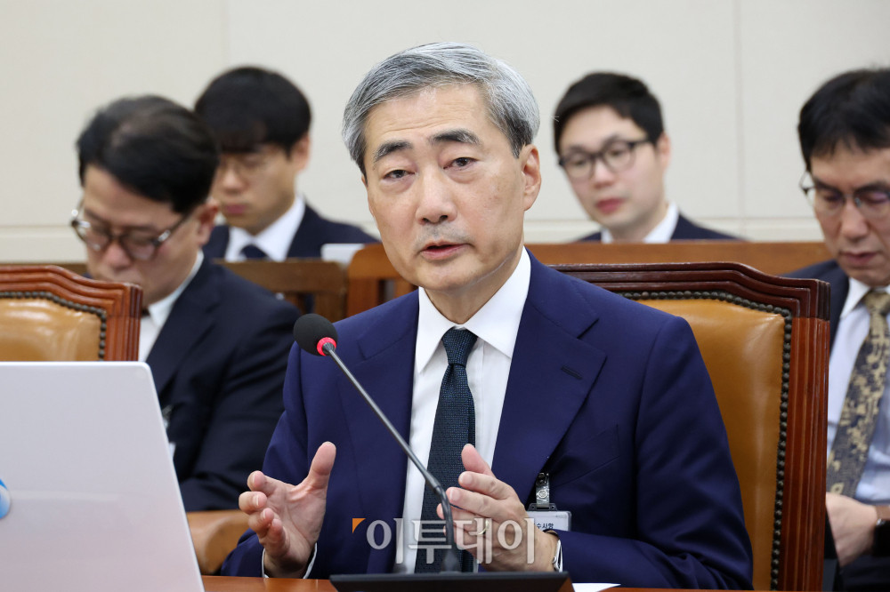 ▲신현송 한국은행 총재 후보자가 15일 서울 여의도 국회 재정경제기획위원회에서 열린 인사청문회에서 의원 질의에 답하고 있다. 고이란 기자 photoeran@