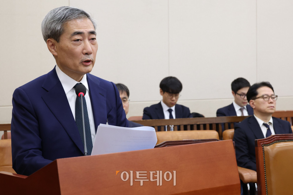 ▲신현송 한국은행 총재 후보자가 15일 서울 여의도 국회 재정경제기획위원회에서 열린 인사청문회에서 인사말을 하고 있다. 고이란 기자 photoeran@