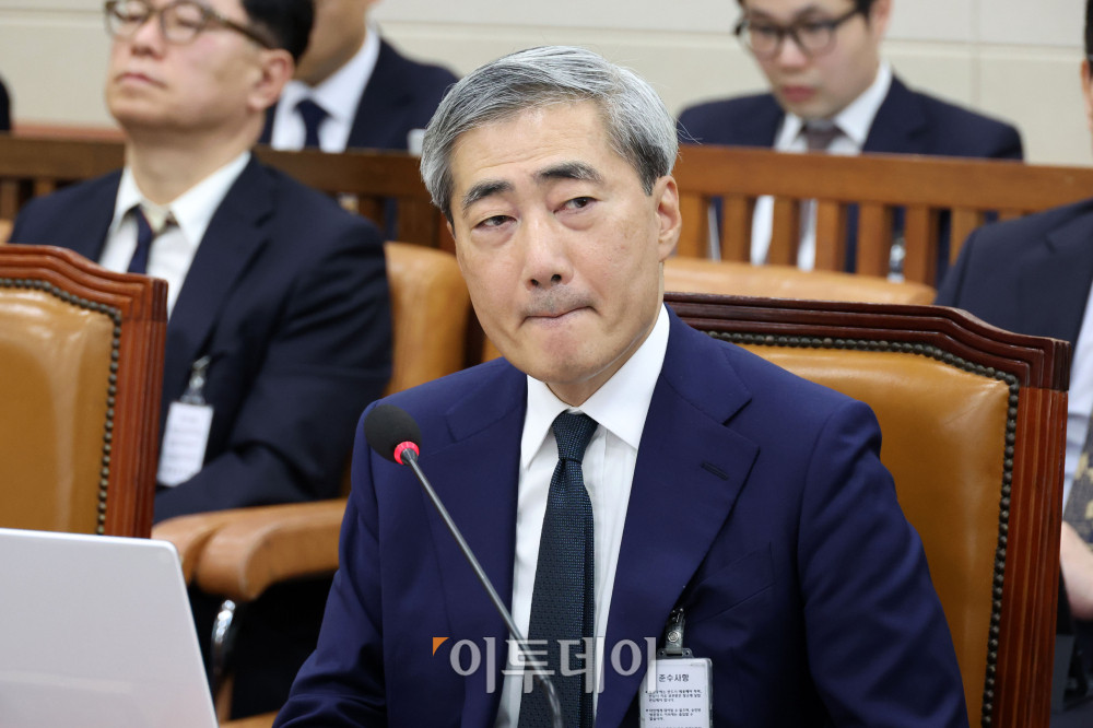 ▲신현송 한국은행 총재 후보자가 15일 서울 여의도 국회 재정경제기획위원회에서 열린 인사청문회에 참석하고 있다. 고이란 기자 photoeran@