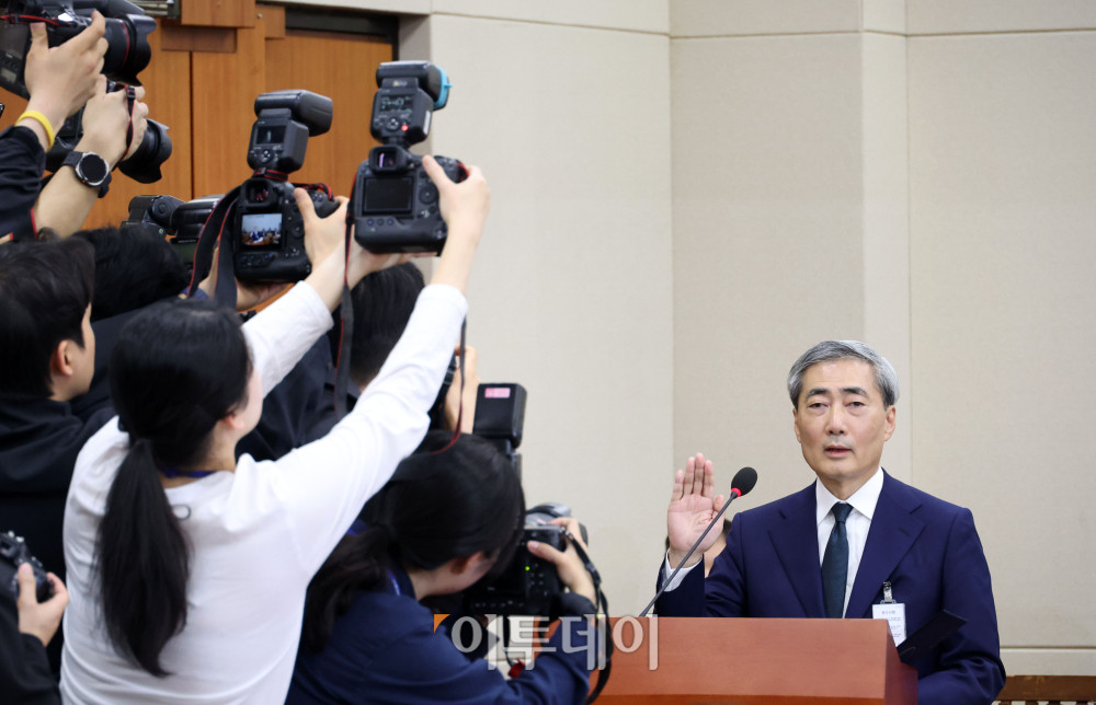 ▲신현송 한국은행 총재 후보자가 15일 서울 여의도 국회 재정경제기획위원회에서 열린 인사청문회에서 선서를 하고 있다. 고이란 기자 photoeran@