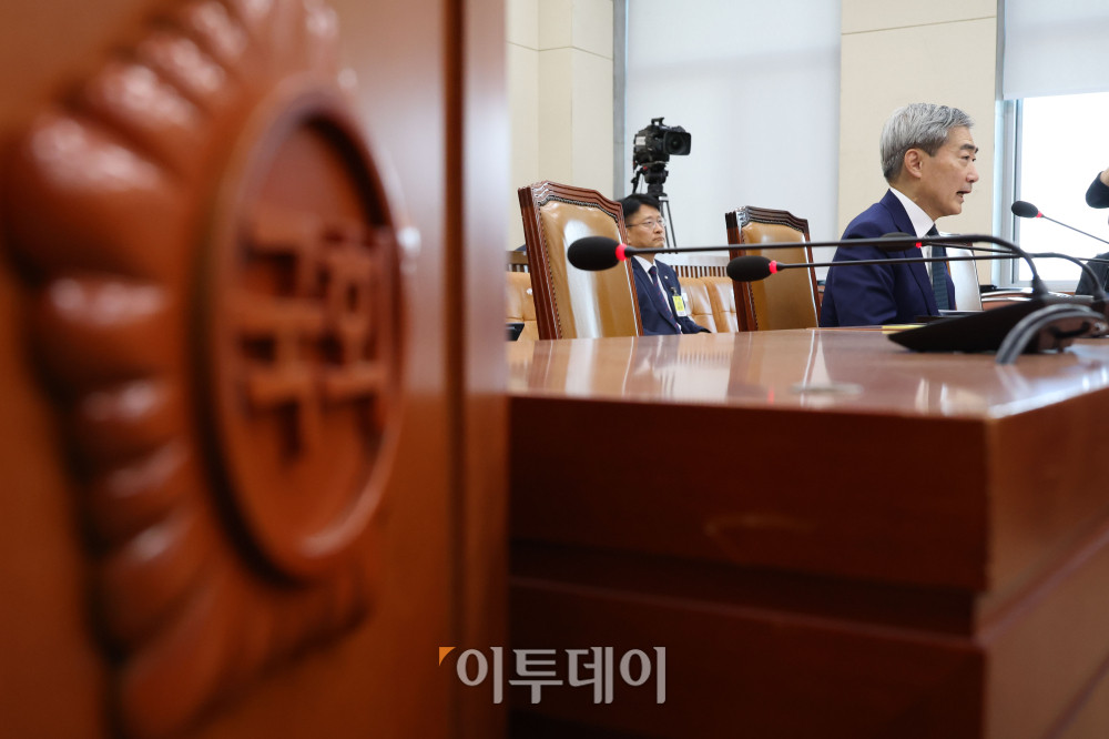 ▲신현송 한국은행 총재 후보자가 15일 서울 여의도 국회 재정경제기획위원회에서 열린 인사청문회에서 의원 질의에 답하고 있다. 고이란 기자 photoeran@