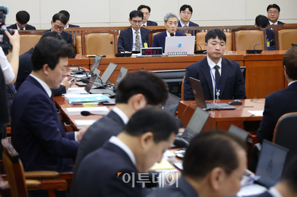 ▲신현송 한국은행 총재 후보자가 15일 서울 여의도 국회 재정경제기획위원회에서 열린 인사청문회에서 의원 질의에 답하고 있다. 고이란 기자 photoeran@
