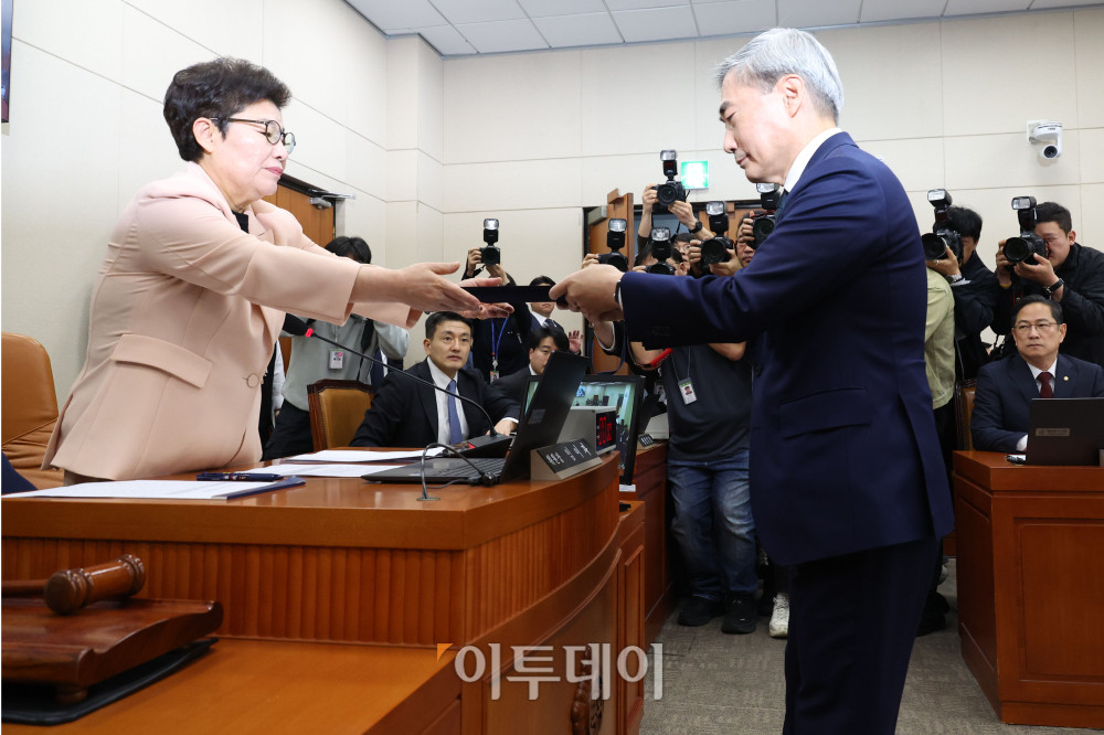 ▲신현송(오른쪽) 한국은행 총재 후보자가 15일 서울 여의도 국회 재정경제기획위원회에서 열린 인사청문회에서 선서를 마치고 선서문을 임이자 위원장에게 전달하고 있다. 고이란 기자 photoeran@
