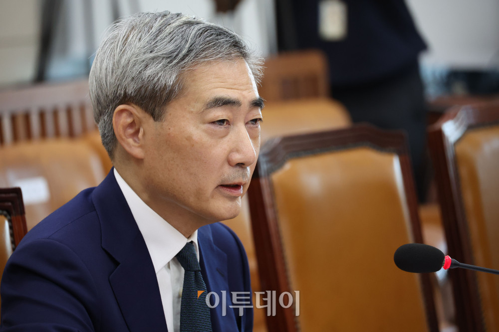▲신현송 한국은행 총재 후보자가 15일 서울 여의도 국회 재정경제기획위원회에서 열린 인사청문회에서 의원 질의에 답하고 있다. 고이란 기자 photoeran@