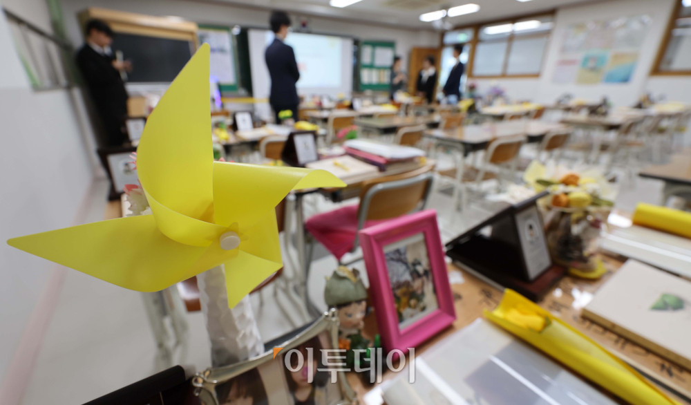 ▲세월호 참사 12주기를 하루 앞둔 15일 경기 안산시 4.16생명안전교육원에 마련된 단원고 4.16 기억교실에 추모객들의 발길이 이어지고 있다. 김예연 인턴기자 kimye@