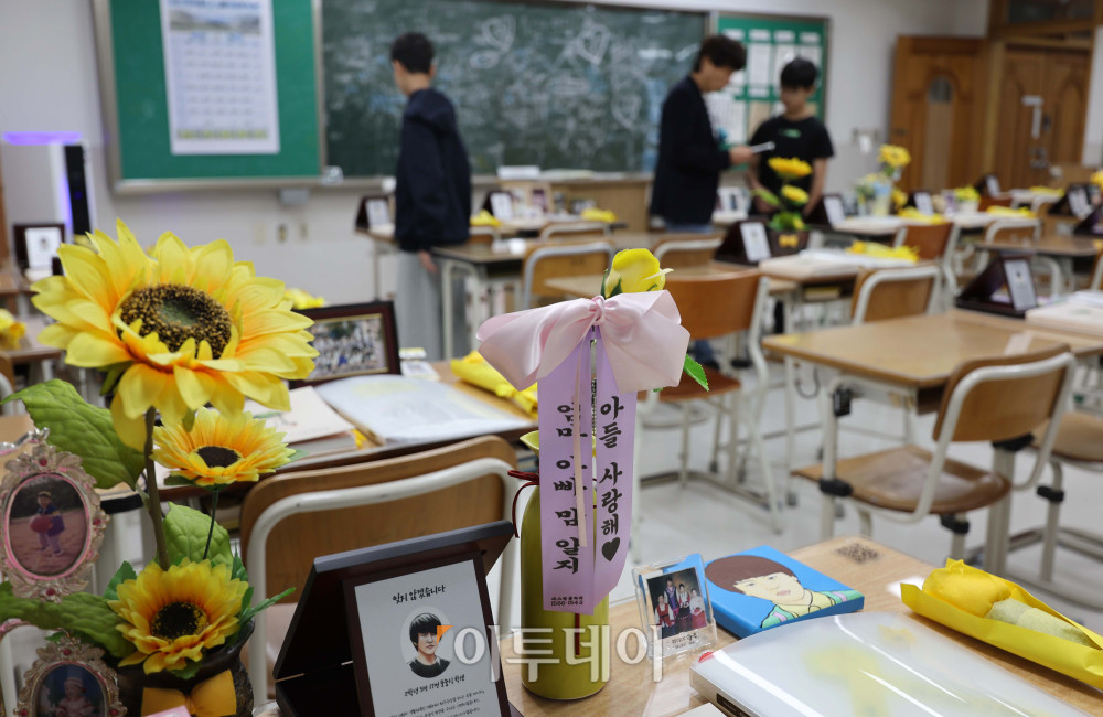 ▲세월호 참사 12주기를 하루 앞둔 15일 경기 안산시 4.16생명안전교육원에 마련된 단원고 4.16 기억교실에 추모객들의 발길이 이어지고 있다. 김예연 인턴기자 kimye@