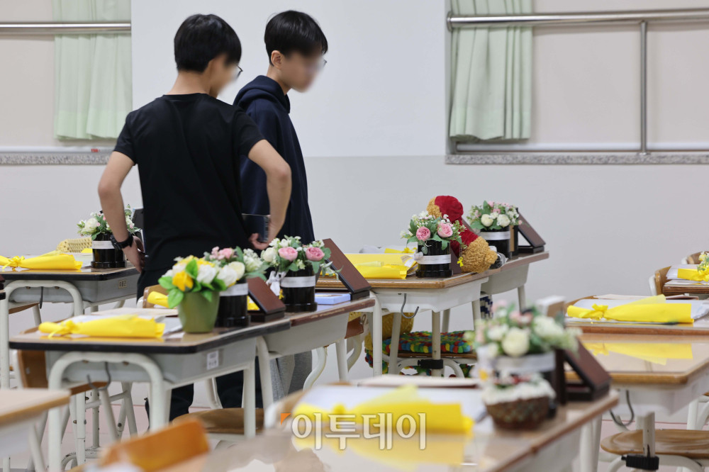 ▲세월호 참사 12주기를 하루 앞둔 15일 경기 안산시 4.16생명안전교육원에 마련된 단원고 4.16 기억교실에 추모객들의 발길이 이어지고 있다. 김예연 인턴기자 kimye@