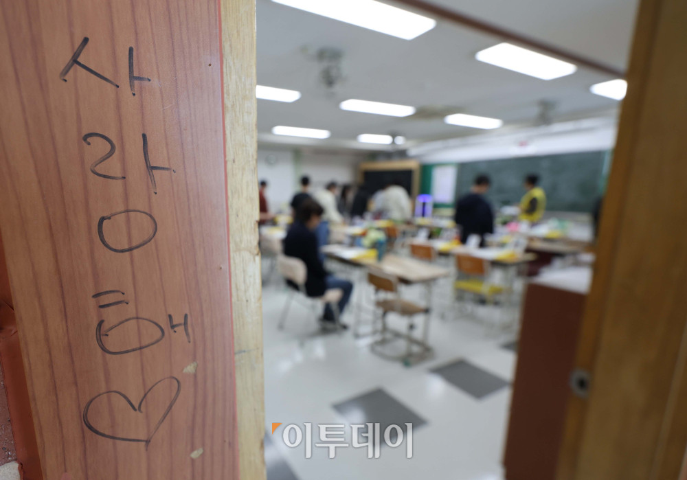 ▲세월호 참사 12주기를 하루 앞둔 15일 경기 안산시 4.16생명안전교육원에 마련된 단원고 4.16 기억교실에 추모객들의 발길이 이어지고 있다. 김예연 인턴기자 kimye@