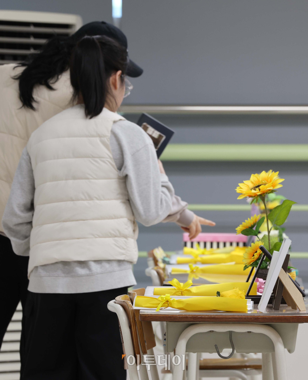 ▲세월호 참사 12주기를 하루 앞둔 15일 경기 안산시 4.16생명안전교육원에 마련된 단원고 4.16 기억교실에 추모객들의 발길이 이어지고 있다. 김예연 인턴기자 kimye@