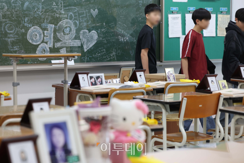 ▲세월호 참사 12주기를 하루 앞둔 15일 경기 안산시 4.16생명안전교육원에 마련된 단원고 4.16 기억교실에 추모객들의 발길이 이어지고 있다. 김예연 인턴기자 kimye@
