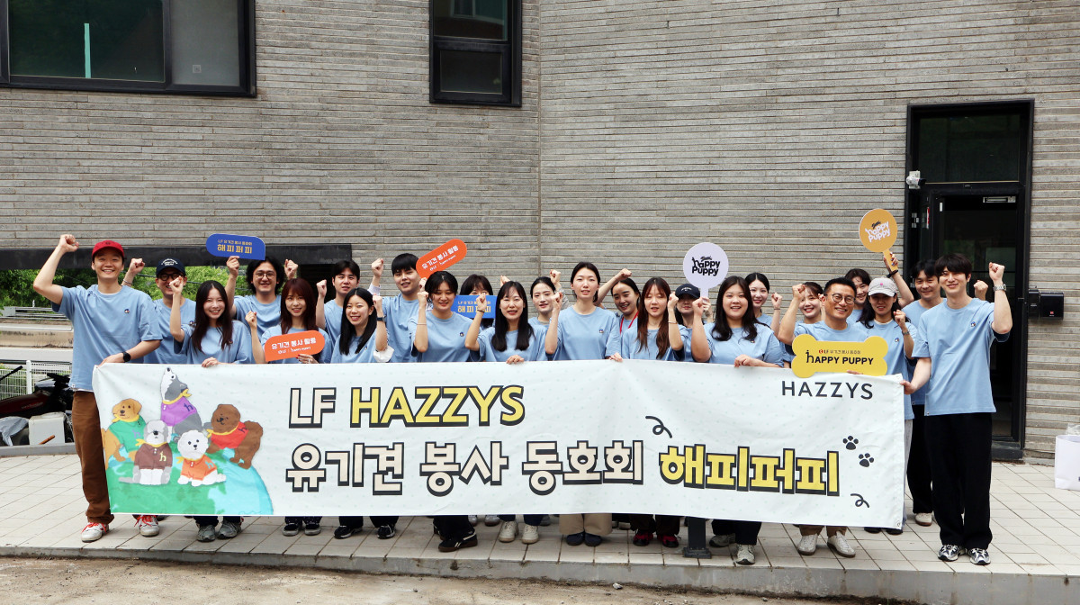 ▲경기도 남양주 동물자유연대 ‘온센터’에서 LF 임직원들이 봉사 활동 후 단체사진을 찍고 있다 . (사진제공=LF)