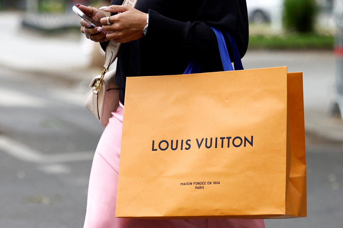 ▲한 쇼핑객이 루이비통모에헤네시(LVMH) 봉투를 메고 있다. (로이터/연합뉴스)