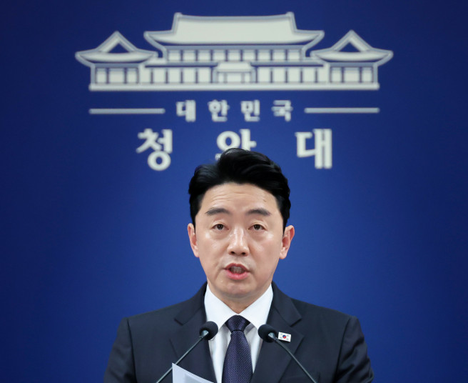 ▲강훈식 비서실장이 15일 청와대 기자회견장에서 전략경제협력 대통령특사 활동 결과 관련 브리핑을 하고 있다. (연합뉴스)