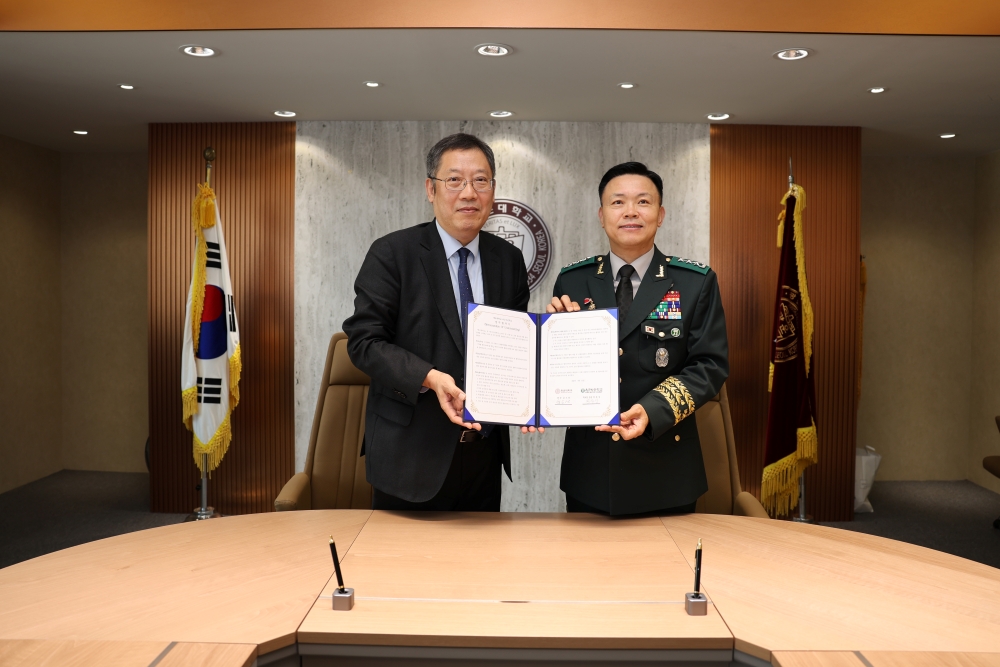 ▲윤도영(왼쪽) 광운대 총장과 박후성 육군사관학교장이 13일 업무협약식에서 기념 사진을 촬영하고 있다. (사진=광운대)