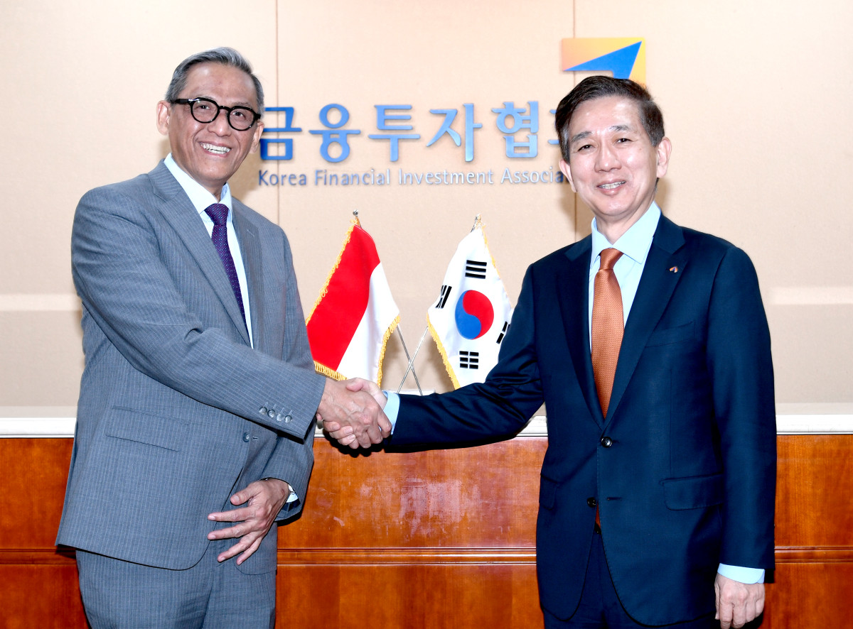 ▲황성엽 금융투자협회장(오른쪽)이 15일 여의도 금투협에서 체쳅 헤라완 주한인도네시아 대사와 간담회를 갖고 기념촬영하고 있다. (사진=금융투자협회)