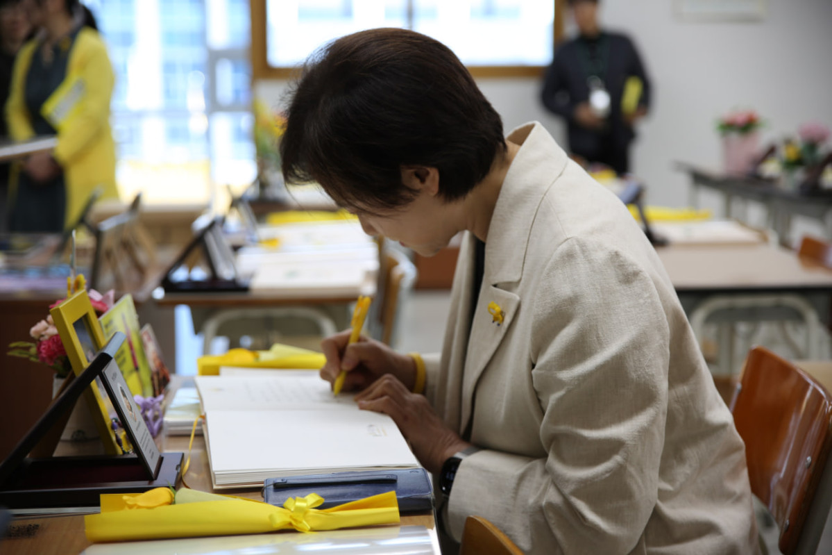 ▲유은혜 경기도교육감 예비후보가 세월호 참사 12주기를 앞둔 15일 안산 4.16생명안전교육원 내 단원고 기억교실을 찾아 책상 위 노트에 추모 메시지를 남기고 있다. (유은혜 예비후보 캠프)