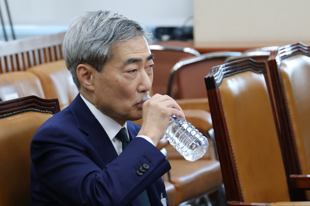 ▲신현송 한국은행 총재 후보자가 15일 국회 재정경제기획위원회에서 열린 인사청문회에 참석, 물을 마시고 있다. (연합뉴스)