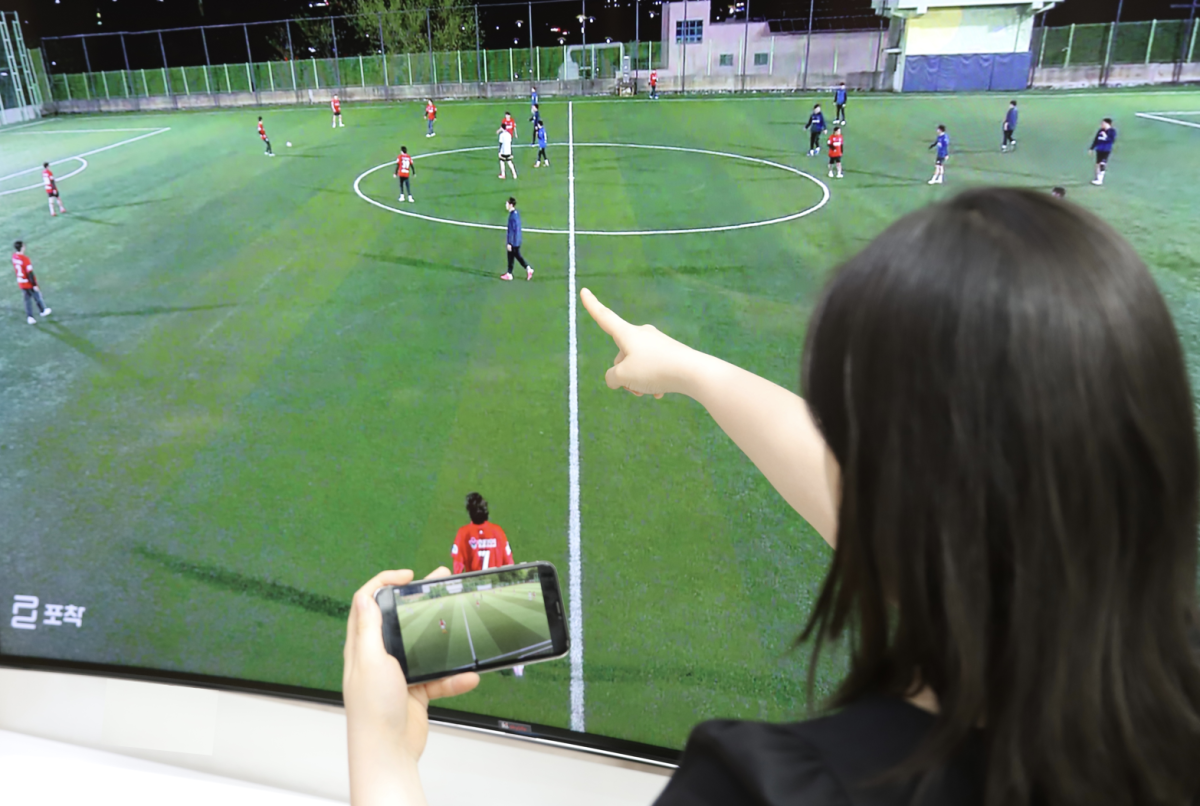 ▲포착 회원이 앱을 통해 생활체육 축구 경기를 시청 중이다. (사진제공=KT스카이라이프)