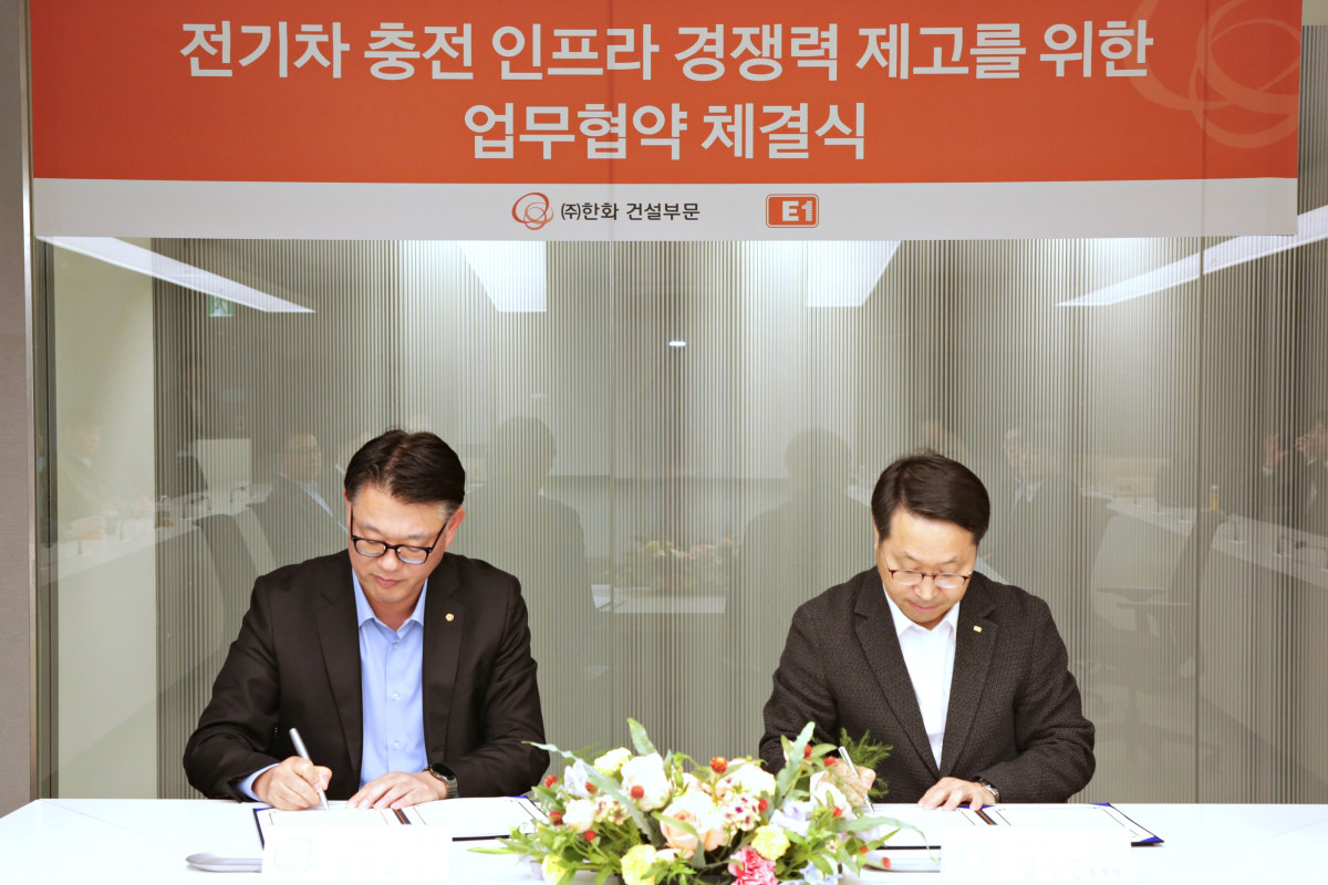 ▲㈜한화 건설부문 김민석 건축사업본부장(좌측)과 E1 김수근 영업본부장이 전기차 충전기 공급 및 운영을 위한 전략적 파트너십 체결하고 있다. (사진제공=한화 건설부문)
