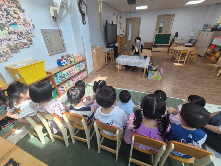 ▲지난해 서울 관악구 신성초등학교 병설 유치원에서 진행된 성 교육 및 성 학대 예방 교육. (사진 제공 = 서울특별시 관악구)
