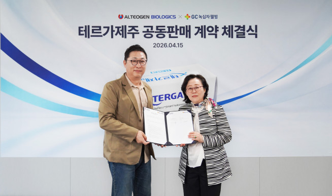 ▲김상현(왼쪽) GC녹십자웰빙 대표이사와 지희정 알테오젠바이오로직스 대표이사가 서울숲 GC녹십자웰빙 본사에서 ‘테르가제주’ 공동판매 계약 체결식을 진행 후 기념촬영을 하고 있다. (사진제공=GC녹십자웰빙)