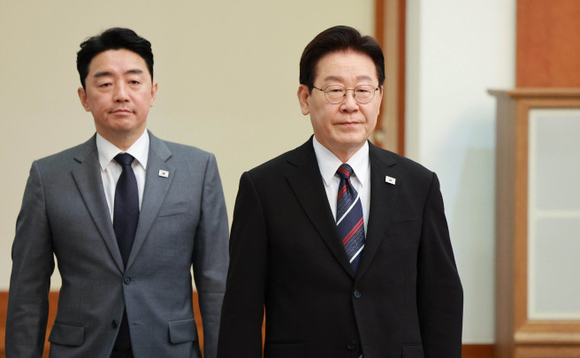 ▲이재명 대통령과 강훈식 비서실장이 16일 청와대에서 열린 수석보좌관회의에 입장하고 있다. (연합뉴스)