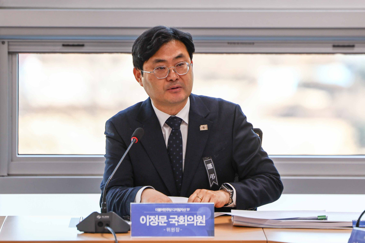 ▲이정문 더불어민주당 디지털자산 TF 위원장이 1월 28일 서울 여의도 국회에서 열린 TF 회의에서 의원들과 대화하고 있다. (사진=뉴시스)
