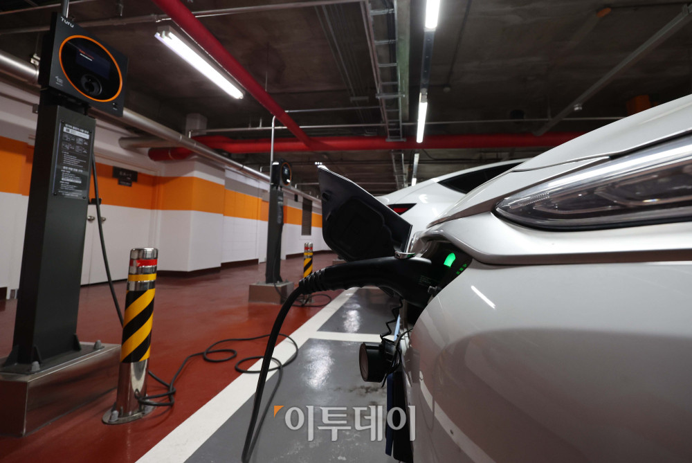 ▲16일 서울 시내의 한 주차장에서 시민들이 전기차를 충전하고 있다. 기후에너지환경부와 한국전력공사는 '봄·가을 주말과 공휴일 낮 전기차 충전 전력 요금 할인'이 토요일인 18일부터 시행된다고 14일 밝혔다. 3∼5월, 9∼10월 주말과 공휴일에 오전 11시부터 오후 2시까지 전력 요금 할인에 따라 자가 주택용 충전기 충전 요금은 1킬로와트시(kWh)에 48.6원, 공공 급속 충전기는 토요일과 일요일·공휴일 각각 48.6원과 42.7원 할인된다. 충전 요금 기준 할인율은 12∼15% 정도다. 김예연 인턴기자 kimye@
