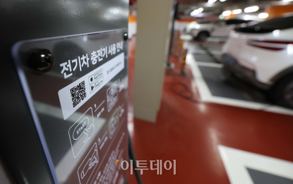▲16일 서울 시내의 한 주차장에서 시민들이 전기차를 충전하고 있다. 기후에너지환경부와 한국전력공사는 '봄·가을 주말과 공휴일 낮 전기차 충전 전력 요금 할인'이 토요일인 18일부터 시행된다고 14일 밝혔다. 3∼5월, 9∼10월 주말과 공휴일에 오전 11시부터 오후 2시까지 전력 요금 할인에 따라 자가 주택용 충전기 충전 요금은 1킬로와트시(kWh)에 48.6원, 공공 급속 충전기는 토요일과 일요일·공휴일 각각 48.6원과 42.7원 할인된다. 충전 요금 기준 할인율은 12∼15% 정도다. 김예연 인턴기자 kimye@