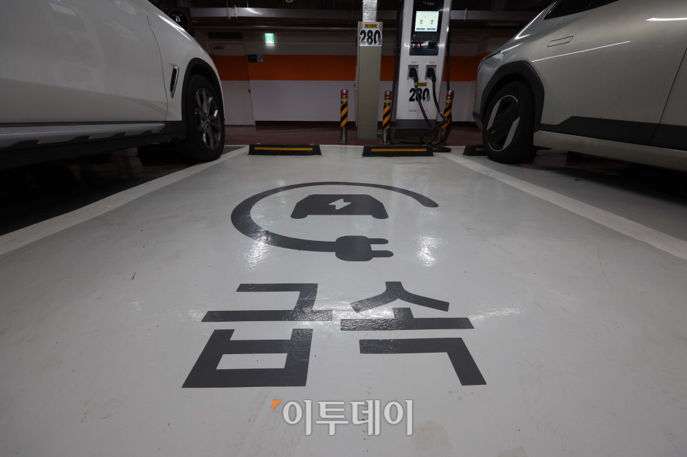 ▲16일 서울 시내의 한 주차장에서 시민들이 전기차를 충전하고 있다. 기후에너지환경부와 한국전력공사는 '봄·가을 주말과 공휴일 낮 전기차 충전 전력 요금 할인'이 토요일인 18일부터 시행된다고 14일 밝혔다. 3∼5월, 9∼10월 주말과 공휴일에 오전 11시부터 오후 2시까지 전력 요금 할인에 따라 자가 주택용 충전기 충전 요금은 1킬로와트시(kWh)에 48.6원, 공공 급속 충전기는 토요일과 일요일·공휴일 각각 48.6원과 42.7원 할인된다. 충전 요금 기준 할인율은 12∼15% 정도다. 김예연 인턴기자 kimye@