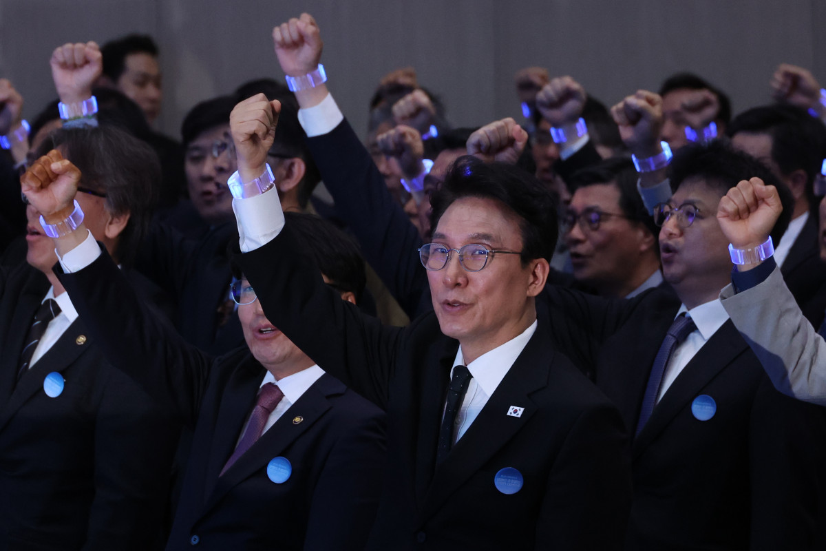 ▲김민석 국무총리가 16일 세종시 세종컨벤션센터에서 열린 제12회 국민안전의 날 기념식에서 참석자들과 함께 안전다짐 구호를 외치고 있다.  국민 안전의 날은 세월호 참사 희생자를 추모하고 안전의 중요성을 되새기기 위해 제정된 법정 기념일이다. (연합뉴스)