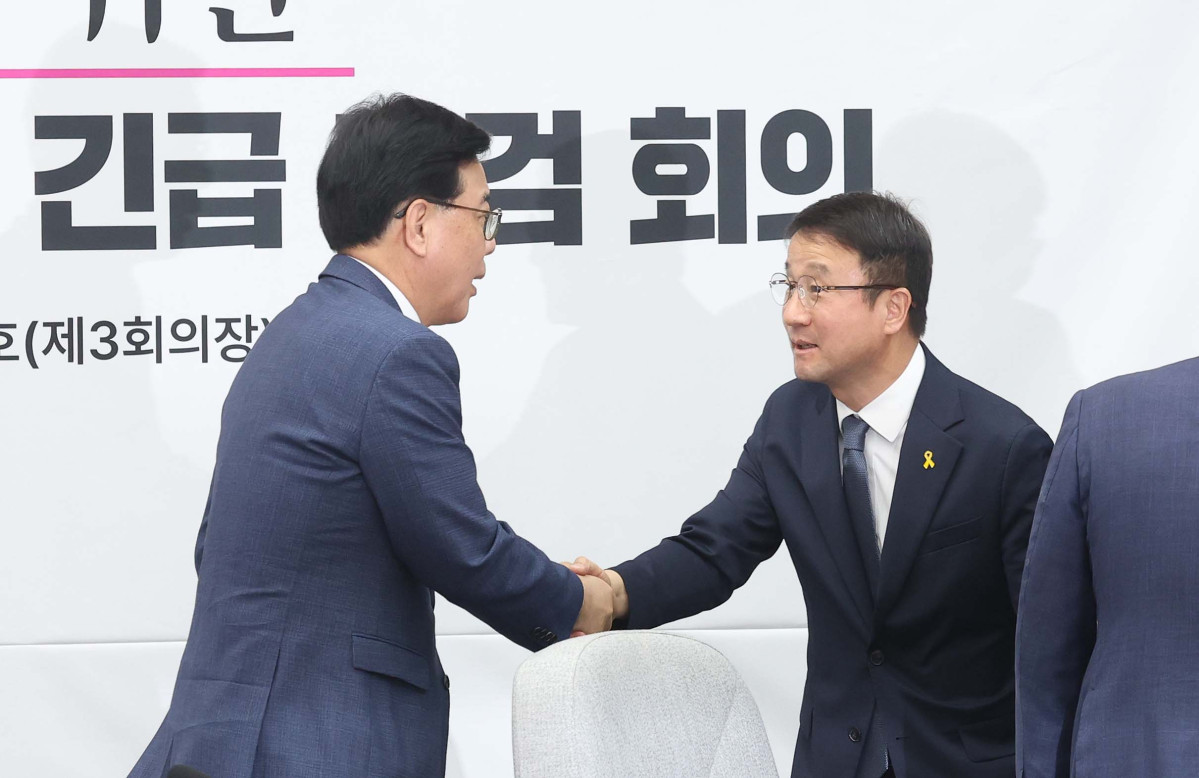 ▲한병도(오른쪽) 더불어민주당 원내대표와 송언석 국민의힘 원내대표가 16일 서울 여의도 국회에서 열린 ‘중동 상황 대응·극복을 위한 더불어민주당-국민의힘 원내대표 긴급 점검 회의’에 앞서 인사하고 있다. 신태현 기자 holjjak@
