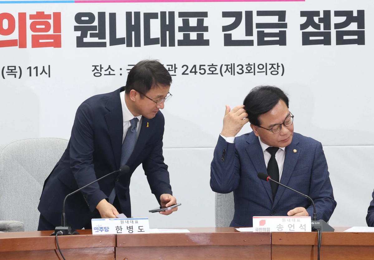 ▲한병도 더불어민주당 원내대표가 16일 서울 여의도 국회에서 열린 ‘중동 상황 대응·극복을 위한 더불어민주당-국민의힘 원내대표 긴급 점검 회의’에 참석하고 있다. 오른쪽은 송언석 국민의힘 원내대표. 신태현 기자 holjjak@