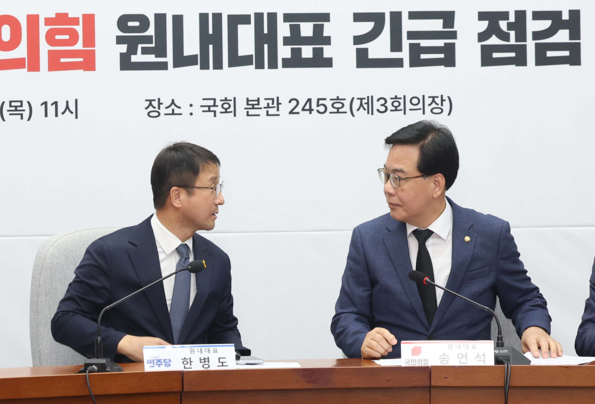 ▲한병도(왼쪽) 더불어민주당 원내대표와 송언석 국민의힘 원내대표가 16일 서울 여의도 국회에서 열린 ‘중동 상황 대응·극복을 위한 더불어민주당-국민의힘 원내대표 긴급 점검 회의’에서 대화하고 있다. 신태현 기자 holjjak@