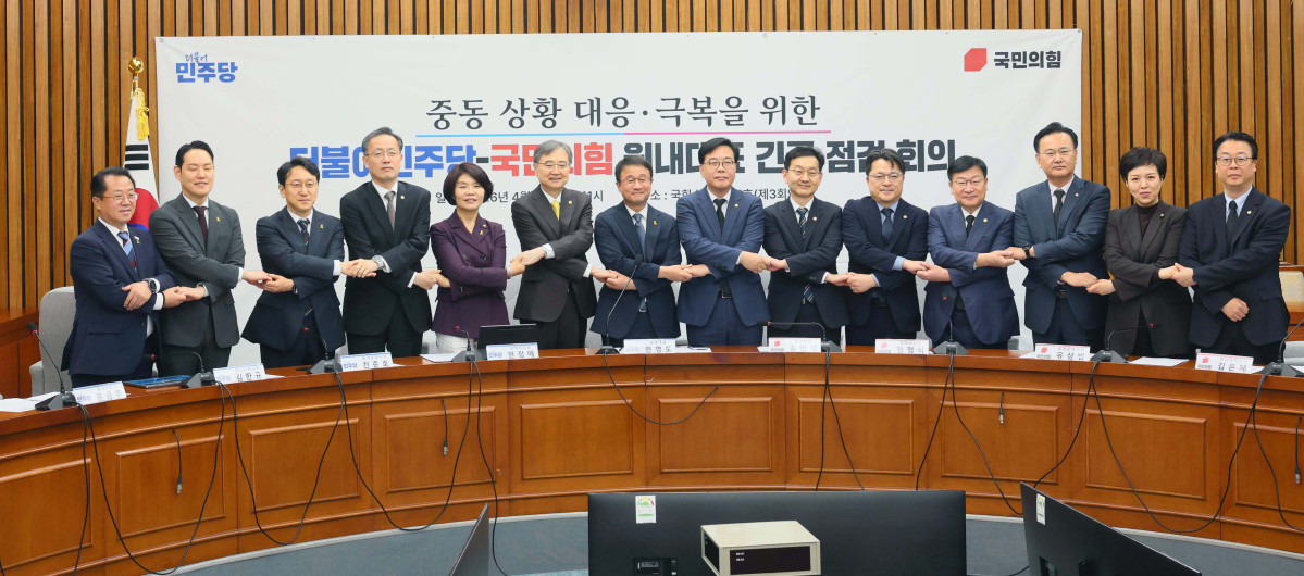 ▲한병도 더불어민주당 원내대표와 송언석 국민의힘 원내대표, 조현 외교부 장관 등이 16일 서울 여의도 국회에서 열린 ‘중동 상황 대응·극복을 위한 더불어민주당-국민의힘 원내대표 긴급 점검 회의’에 앞서 기념촬영을 하고 있다. 신태현 기자 holjjak@