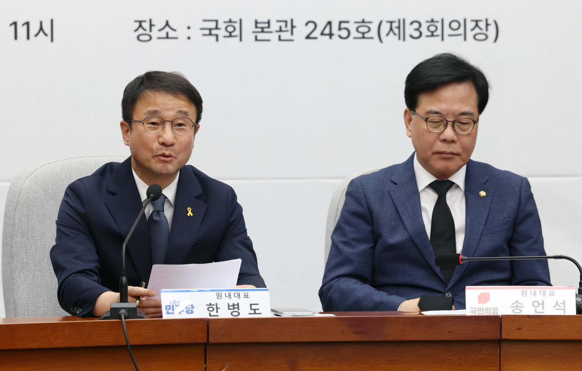 ▲한병도 더불어민주당 원내대표가 16일 서울 여의도 국회에서 열린 ‘중동 상황 대응·극복을 위한 더불어민주당-국민의힘 원내대표 긴급 점검 회의’에서 모두발언을 하고 있다. 신태현 기자 holjjak@