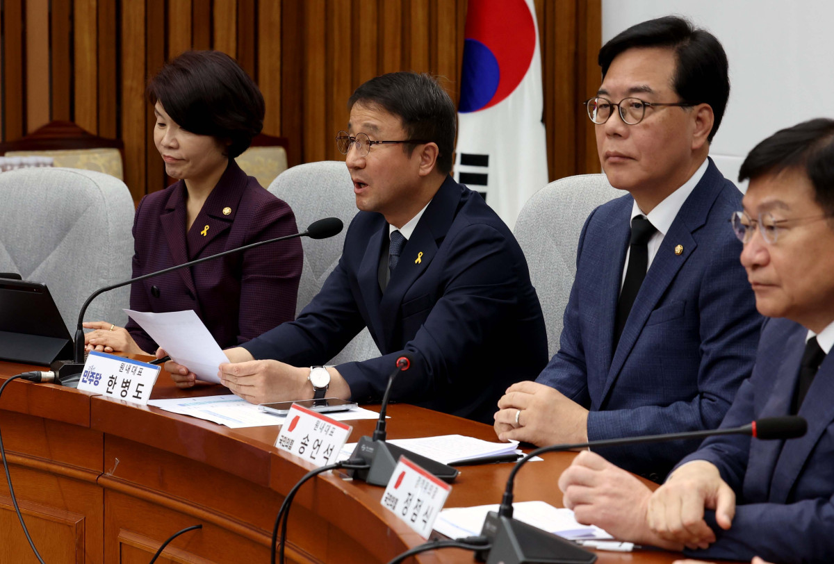 ▲한병도 더불어민주당 원내대표가 16일 서울 여의도 국회에서 열린 ‘중동 상황 대응·극복을 위한 더불어민주당-국민의힘 원내대표 긴급 점검 회의’에서 모두발언을 하고 있다. 신태현 기자 holjjak@