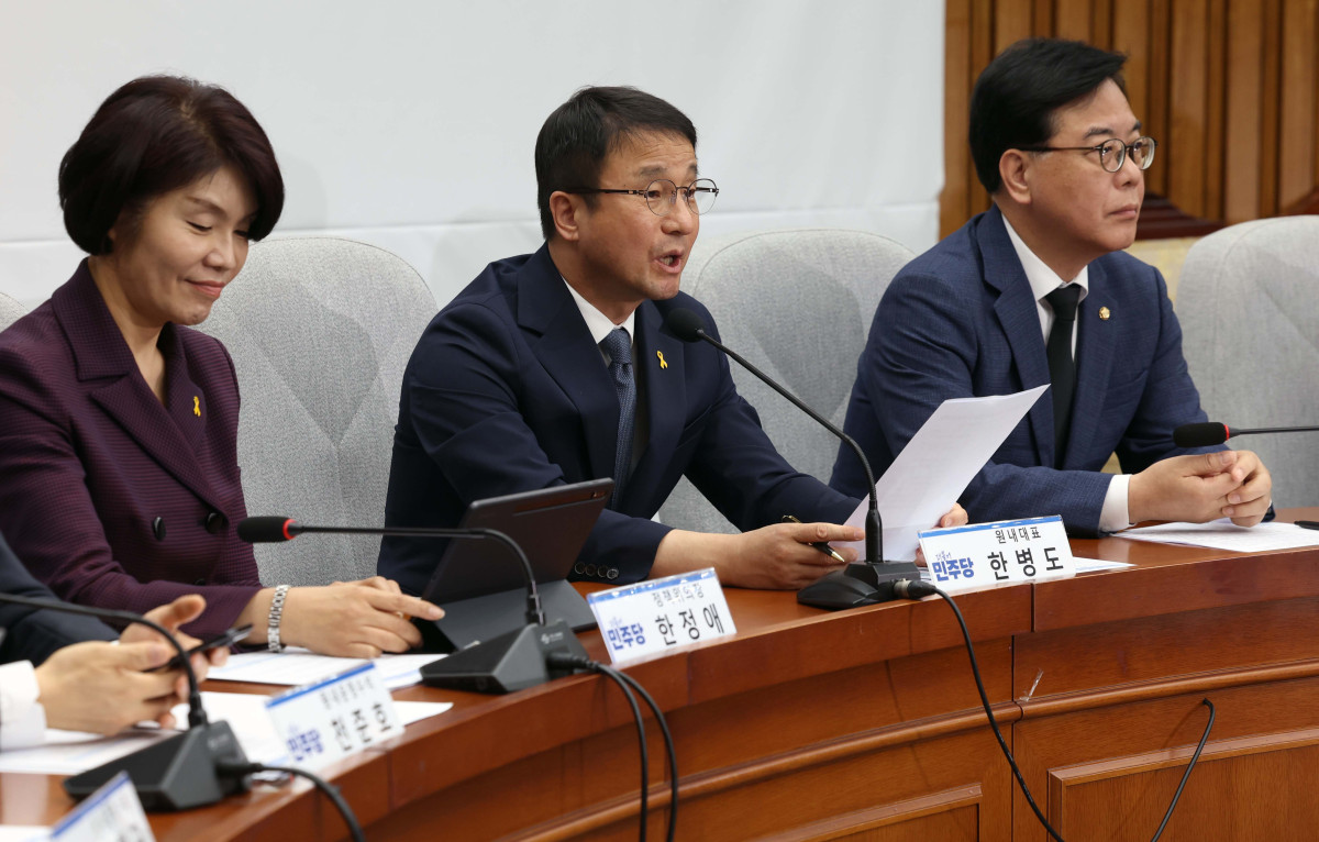 ▲한병도 더불어민주당 원내대표가 16일 서울 여의도 국회에서 열린 ‘중동 상황 대응·극복을 위한 더불어민주당-국민의힘 원내대표 긴급 점검 회의’에서 모두발언을 하고 있다. 신태현 기자 holjjak@