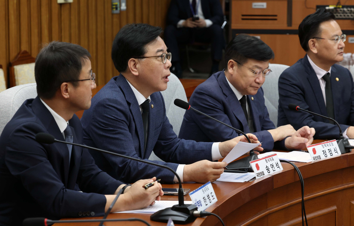 ▲송언석 국민의힘 원내대표가 16일 서울 여의도 국회에서 열린 ‘중동 상황 대응·극복을 위한 더불어민주당-국민의힘 원내대표 긴급 점검 회의’에서 모두발언을 하고 있다. 신태현 기자 holjjak@