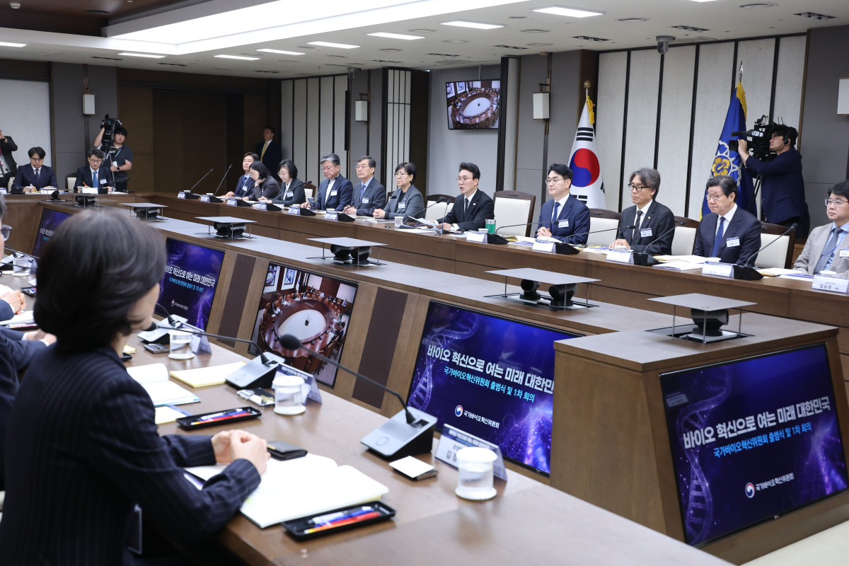 ▲국가바이오혁신위원회 위원장인 김민석 국무총리가 16일 세종시 정부세종청사에서 열린 첫 회의에서 위원회의 비전 및 운영 방향에 관해 발언하고 있다. (연합뉴스)