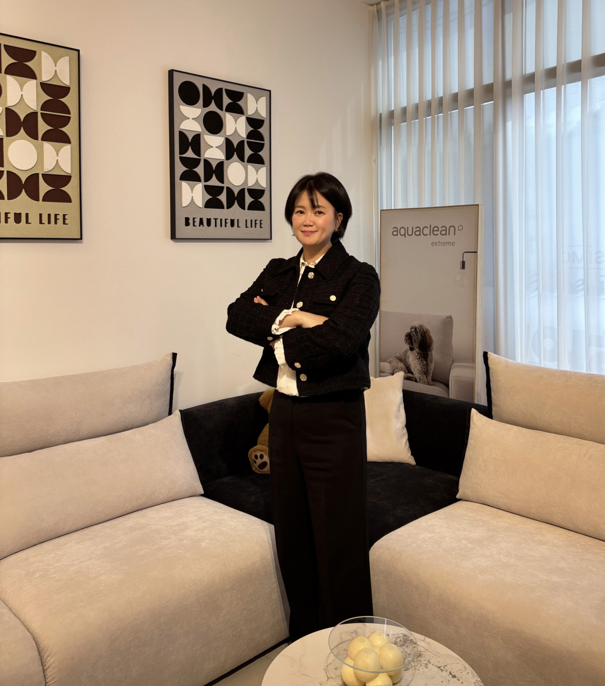 ▲박정화 휴앤홈종합가구 편집샵 대표가 매장 내 소파 앞에서 포즈를 취하고 있다. 세 딸을 키우며 블로그 마케팅으로 가구 일을 시작해 종합 가구 브랜드 대표 자리에 올랐다. (김재학 기자)