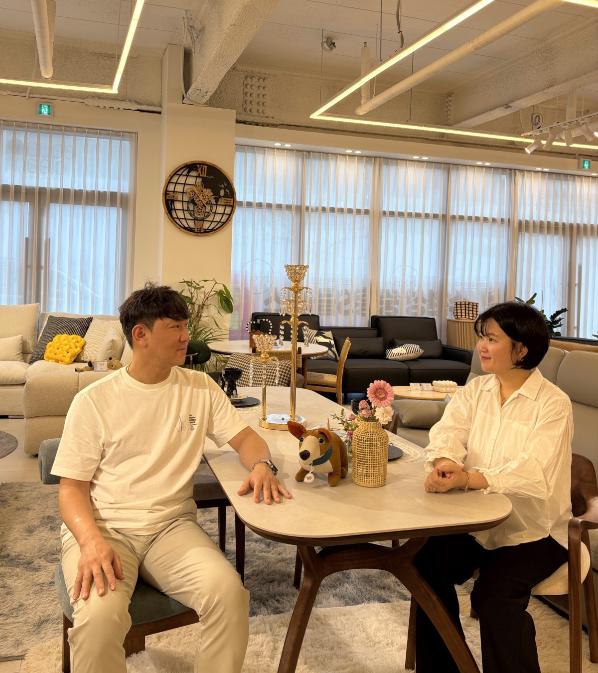 ▲오재환·박정화 부부 대표가 매장 내 식탁에 마주앉아 운영 철학을 이야기하고 있다. 15년 전 가구 배송기사와 전업주부로 시작한 두 사람은 오산 세교에서 부부 공동 경영 매장을 꾸리고 있다. (김재학 기자)