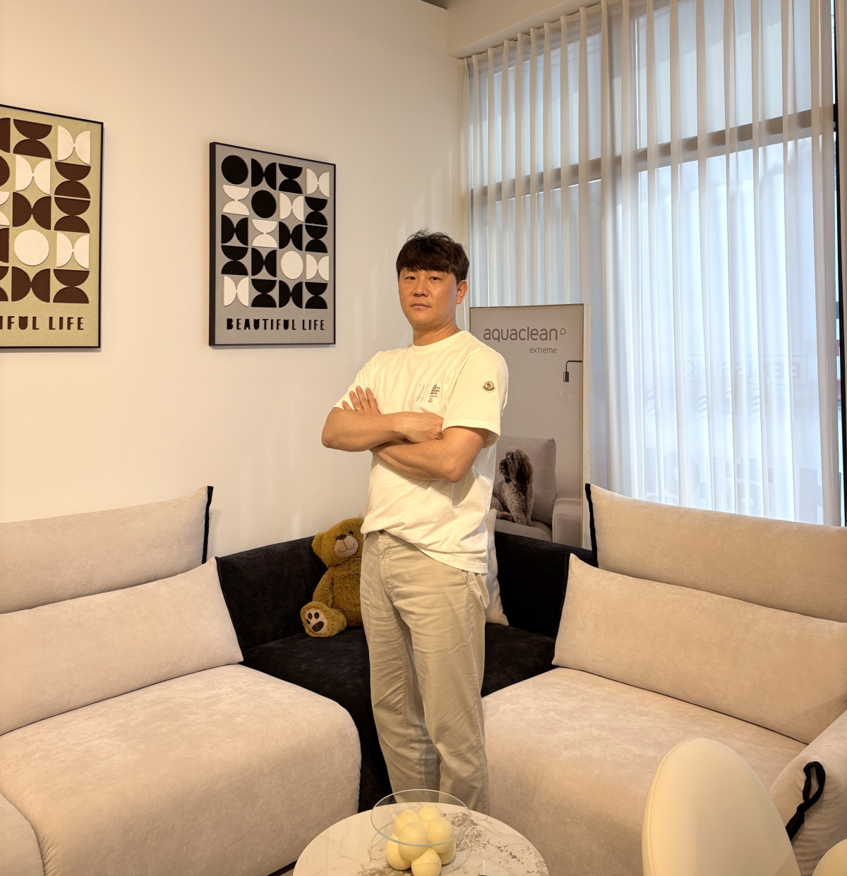 ▲오재환 베니시모 오산평택점 대표(46)가 매장 내 소파 앞에서 포즈를 취하고 있다. 가구 배송기사로 업계에 입문해 15년 만에 국내 제조 원목 가구 브랜드 공동 대표가 됐다. (김재학 기자)