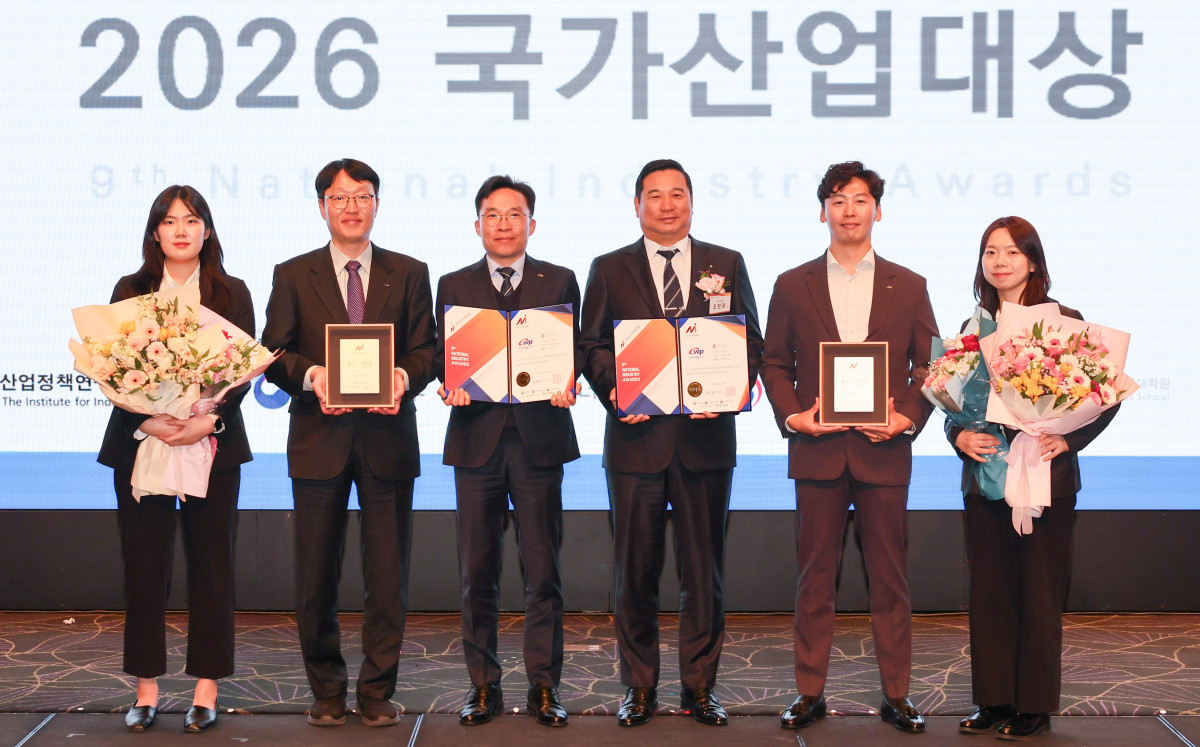 ▲한국서부발전은 16일 서울 서초 엘타워에서 열린 ‘2026 국가산업대상 시상식’에서 제조품질, 환경경영 부문 대상을 받았다. 사진은 조한권 서부발전 발전처장(오른쪽 세 번째) 등 참석자들이 기념촬영하는 모습. (사진제공=한국서부발전)
