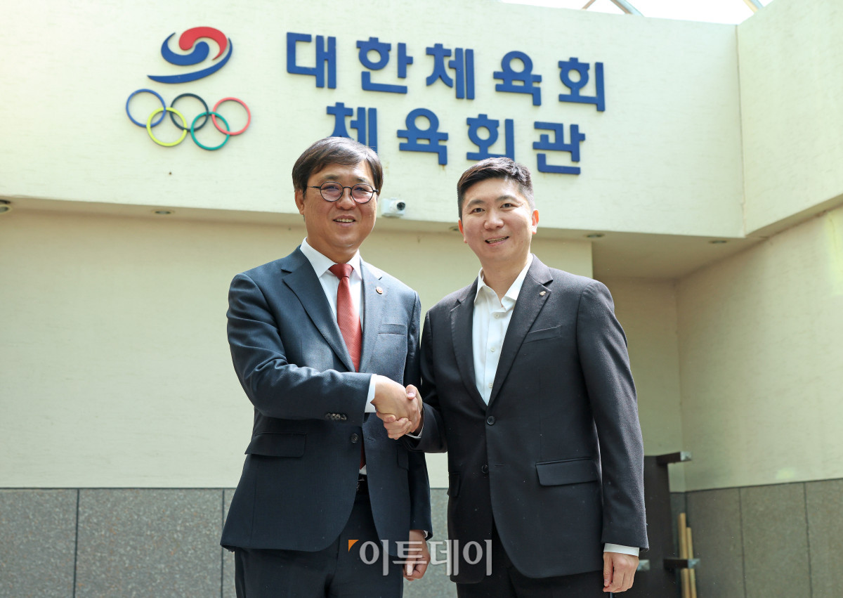 ▲최휘영 문화체육관광부 장관이 16일 서울 중구 대한체육회 체육회관에서 유승민 대한체육회장을 만나 2026년 제1회 추가경정예산에 대한 체육 분야 후속 조치 논의를 마치고 기념촬영을 하고 있다. (사진제공=문체부)