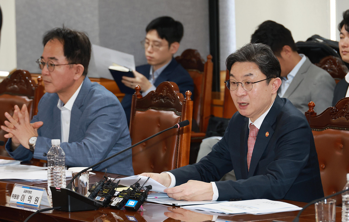▲이억원 금융위원장이 16일 오후 서울 중구 은행회관에서 개최한 제5차 생산적 금융 대전환 회의에서 은행, 보험사 등과 생산적 금융을 위한 은행·보험 자본규제 합리화 방안을 논의했다. (사진제공=금융위원회)