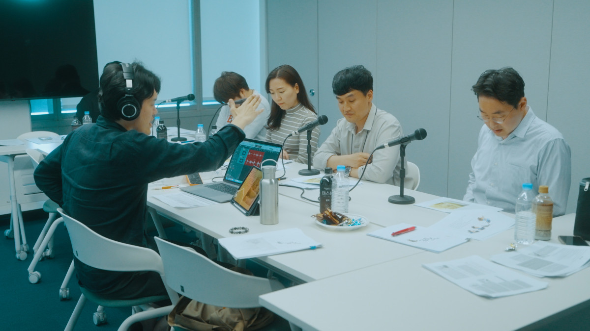 ▲GS리테일 임직원이 ‘목소리 기부’ 봉사활동에 앞서 전문 성우로부터 발성 교육 및 연기 트레이닝을 받고 있다. (사진제공=GS리테일)