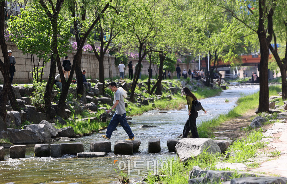 ▲서울 낮 최고기온이 28도 안팎까지 올라가는 초여름 날씨를 보인 16일 시민들이 청계천에서 산책을 하고 있다. 김예연 인턴기자 kimye@